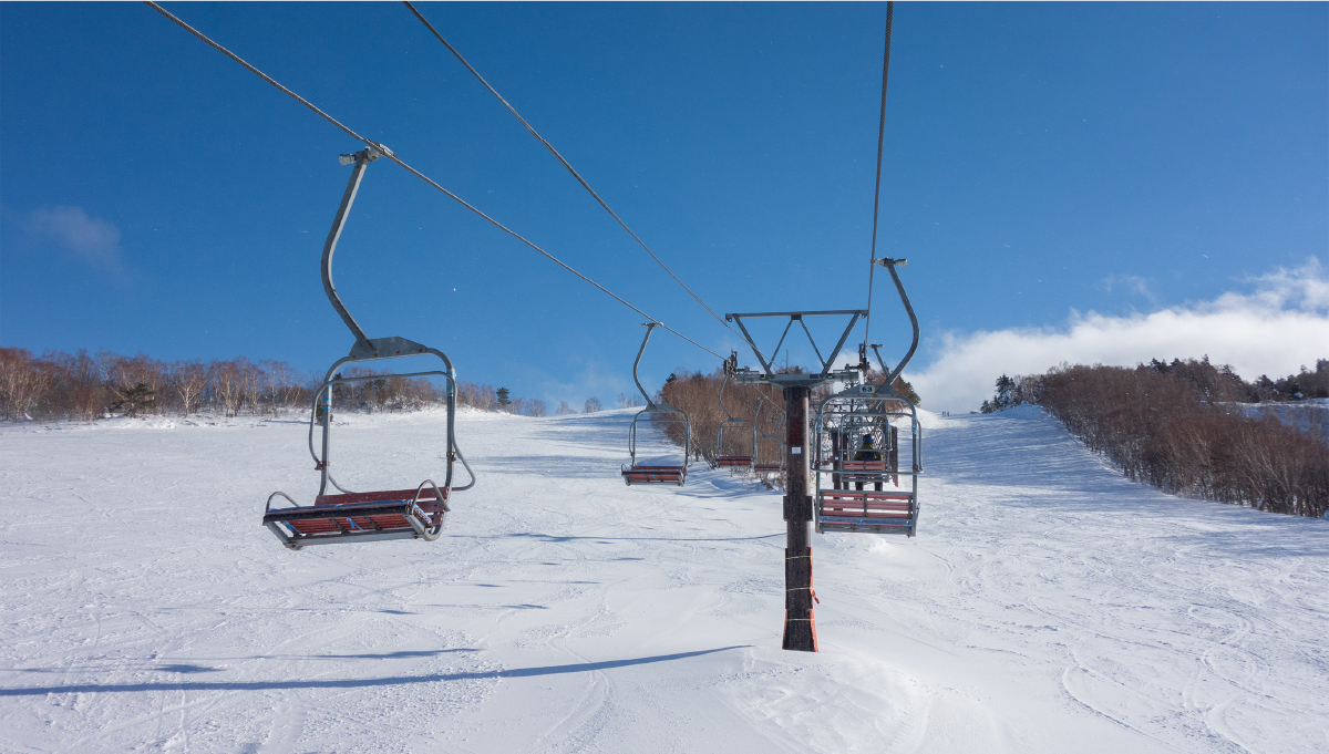 スノーシーズンには天元台高原スキー場でスキーも楽しめます